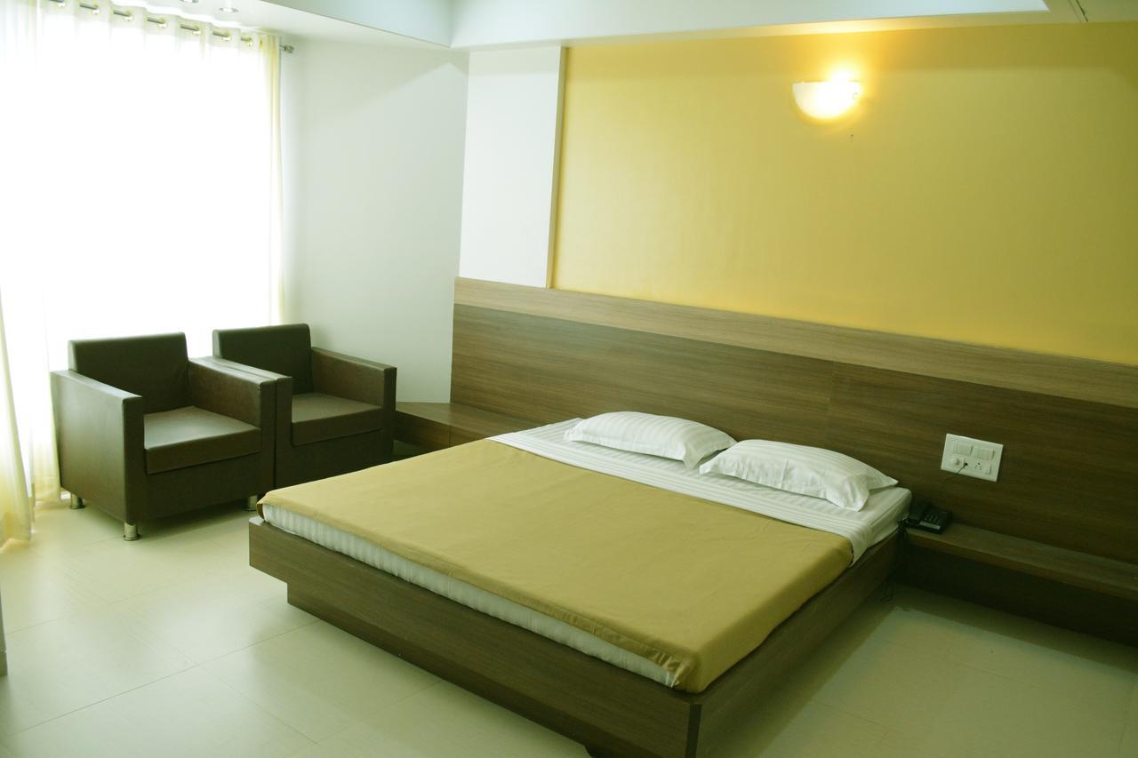 Oyo 10672 Hotel Riviera Нашик Екстер'єр фото