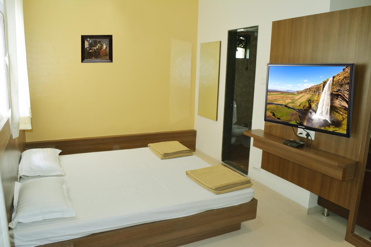 Oyo 10672 Hotel Riviera Нашик Екстер'єр фото