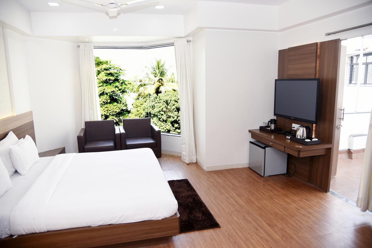 Oyo 10672 Hotel Riviera Нашик Екстер'єр фото