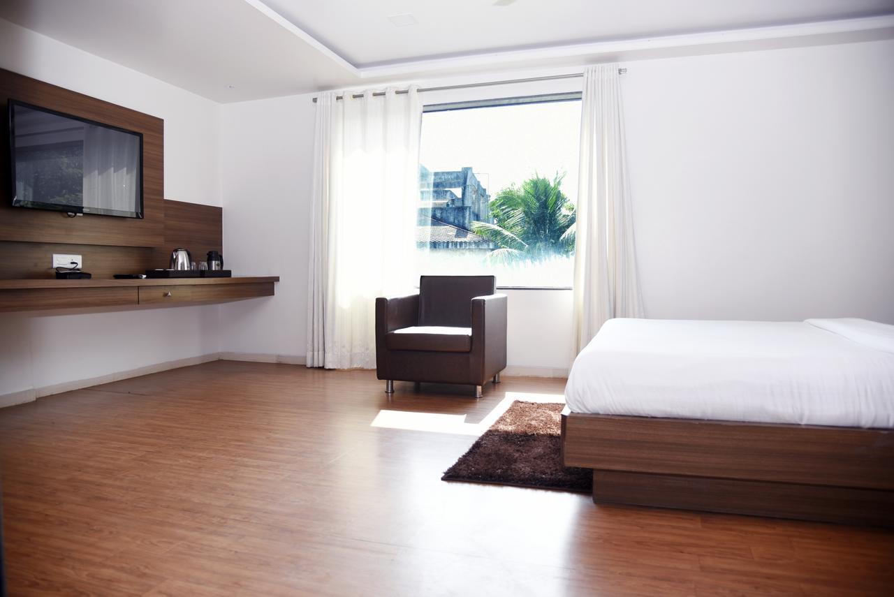 Oyo 10672 Hotel Riviera Нашик Екстер'єр фото