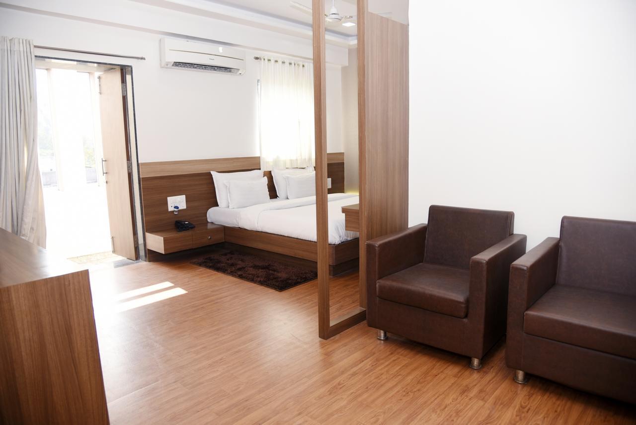 Oyo 10672 Hotel Riviera Нашик Екстер'єр фото