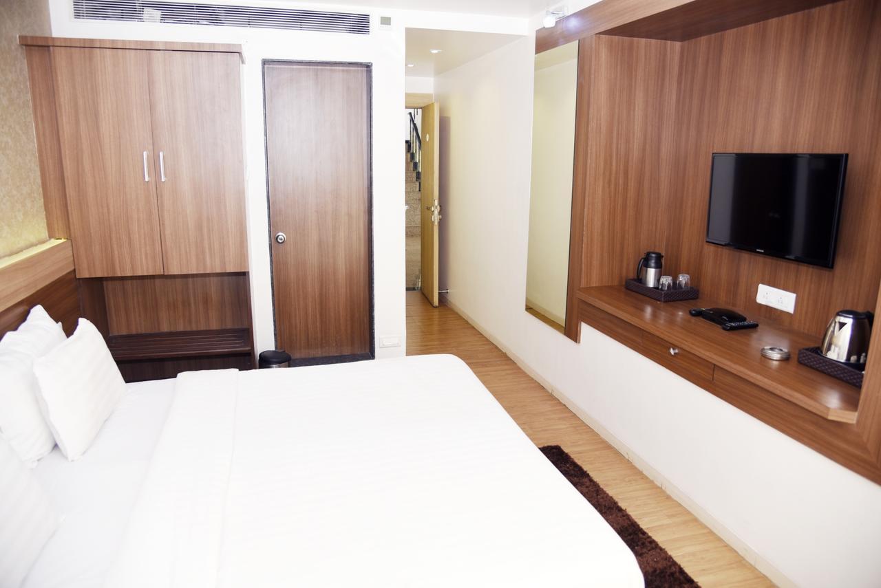 Oyo 10672 Hotel Riviera Нашик Екстер'єр фото