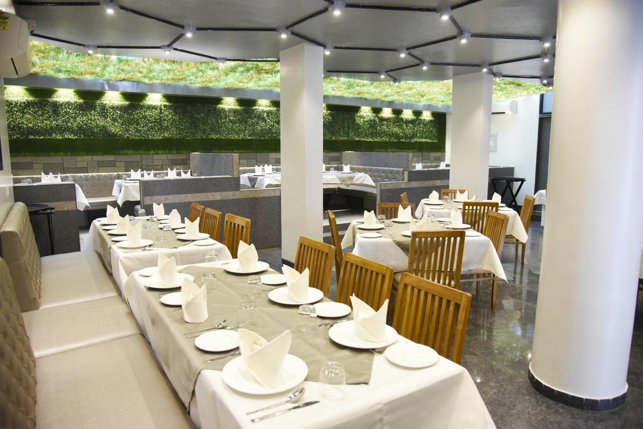 Oyo 10672 Hotel Riviera Нашик Екстер'єр фото