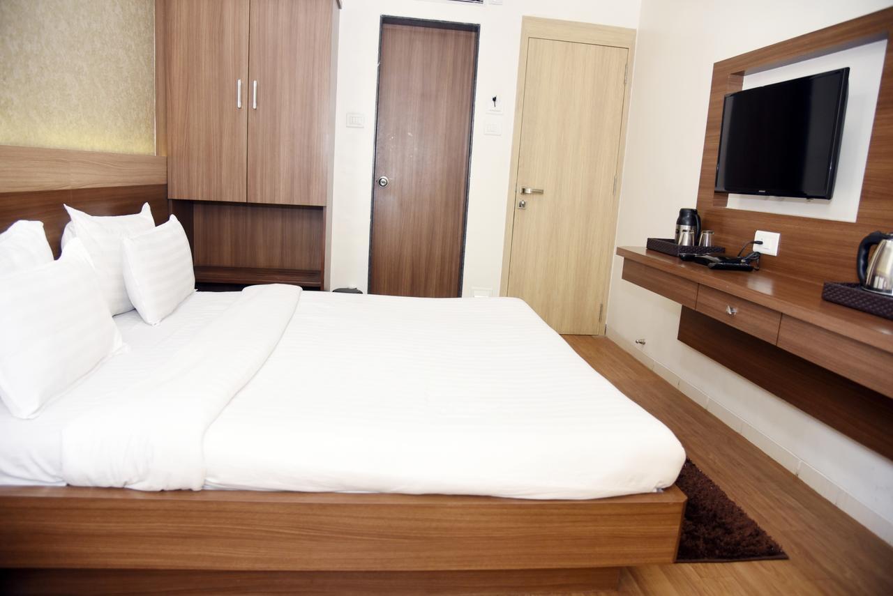 Oyo 10672 Hotel Riviera Нашик Екстер'єр фото