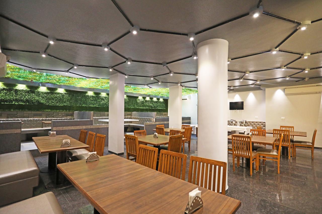 Oyo 10672 Hotel Riviera Нашик Екстер'єр фото